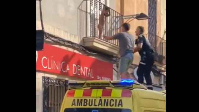 Momento en el que el niño ha sido rescatado en Badalona (Barcelona) por dos agentes fuera de servicio / @Albiol_XG