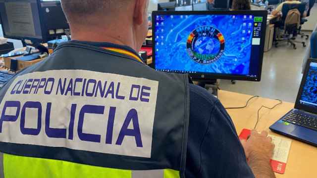 Un agente de la Unidad de Delitos Tecnológicos de la Policía Nacional en Barcelona