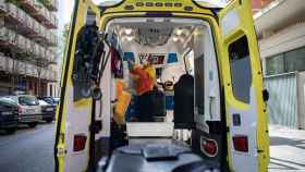 Una técnico del Sistema de Emergencias Médicas (SEM) de la Generalitat de Cataluña en una ambulancia / CRONICA GLOBAL