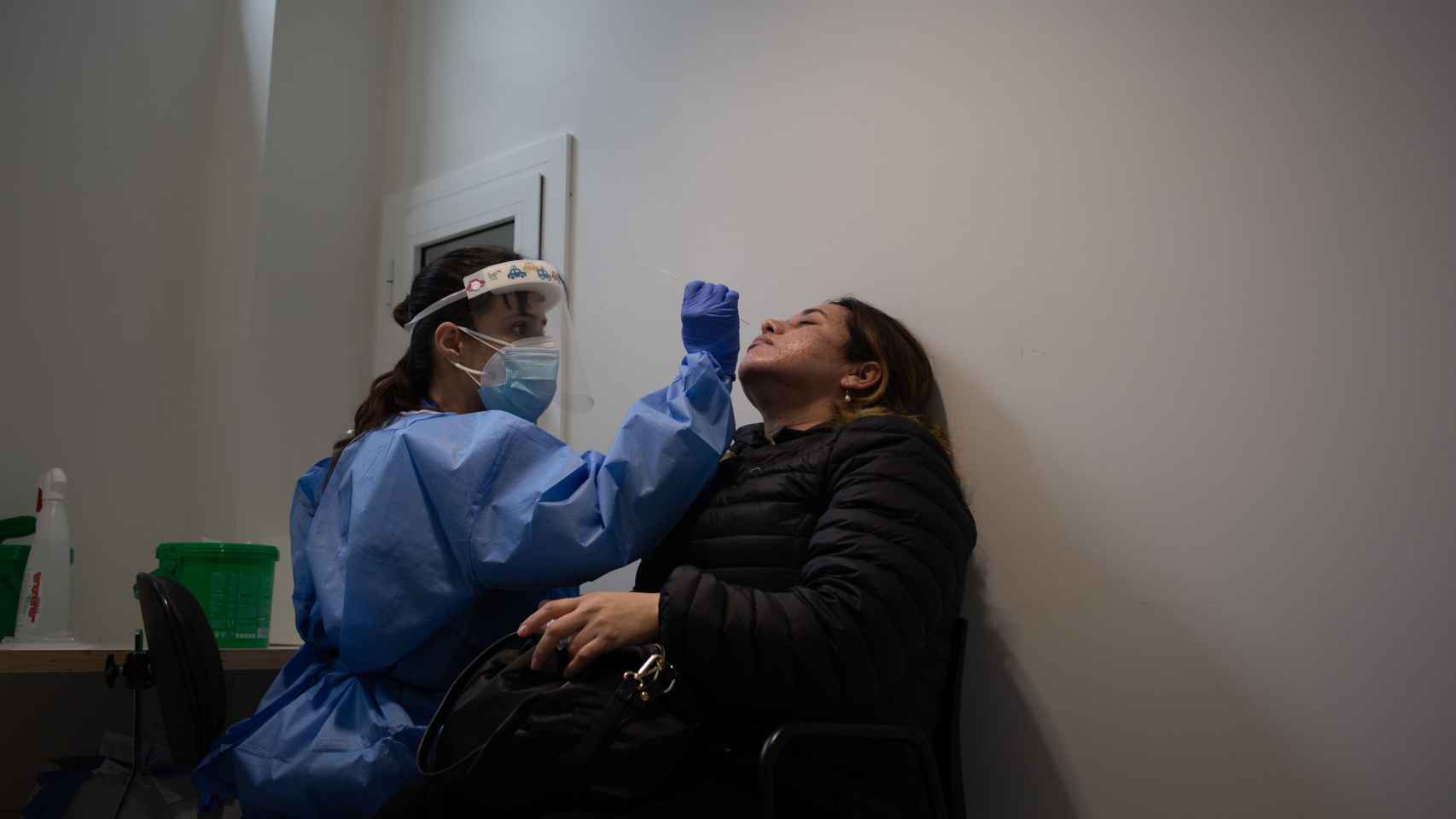 Una mujer se somete a una prueba PCR de Covid en el edificio Garbí-Vall de Hebrón en Barcelona / DAVID ZORRAKINO - EUROPA PRESS