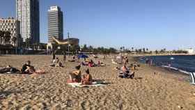 Bañistas toman el sol en la arena: 97 playas catalanas han obtenido el premio Bandera Azul 2021 / EP