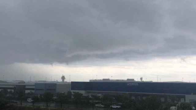 Nubarrones con gran probabilidad de lluvia sobre un polígono industrial cercano al Aeropuerto de El Prat / EUROPA PRESS