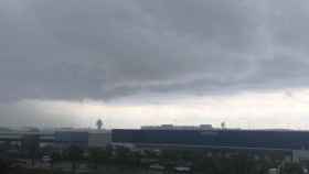 Nubarrones con gran probabilidad de lluvia sobre un polígono industrial cercano al Aeropuerto de El Prat / EUROPA PRESS