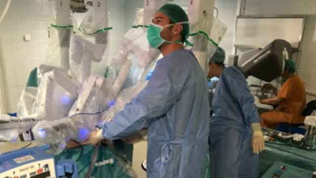 Sanitarios del Hospital de Bellvitge durante una operación de riñón asistida con tecnología robótica / HOSPITAL DE BELLVITGE