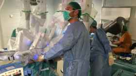 Sanitarios del Hospital de Bellvitge durante una operación de riñón asistida con tecnología robótica / HOSPITAL DE BELLVITGE