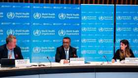 Tedros Adhanom Ghebreyesus (c), director de la OMS, comparece en una rueda de prensa sobre coronavirus / OMS