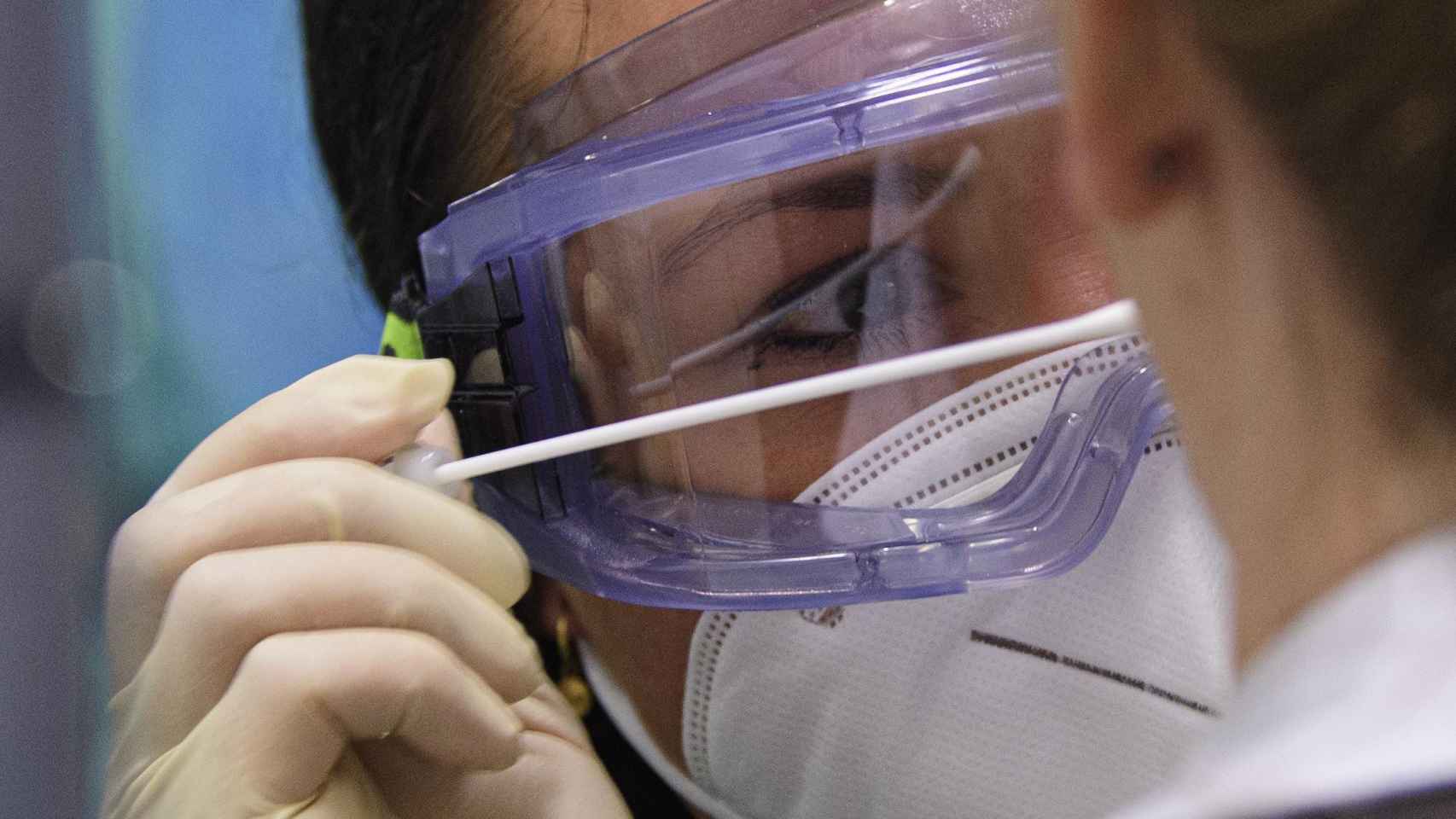 Una sanitaria realiza un test del coronavirus en Cataluña, donde ha aumentado el riesgo de contagio / EP