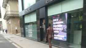 Un hombre pasea desnudo por el centro de Lleida / CG
