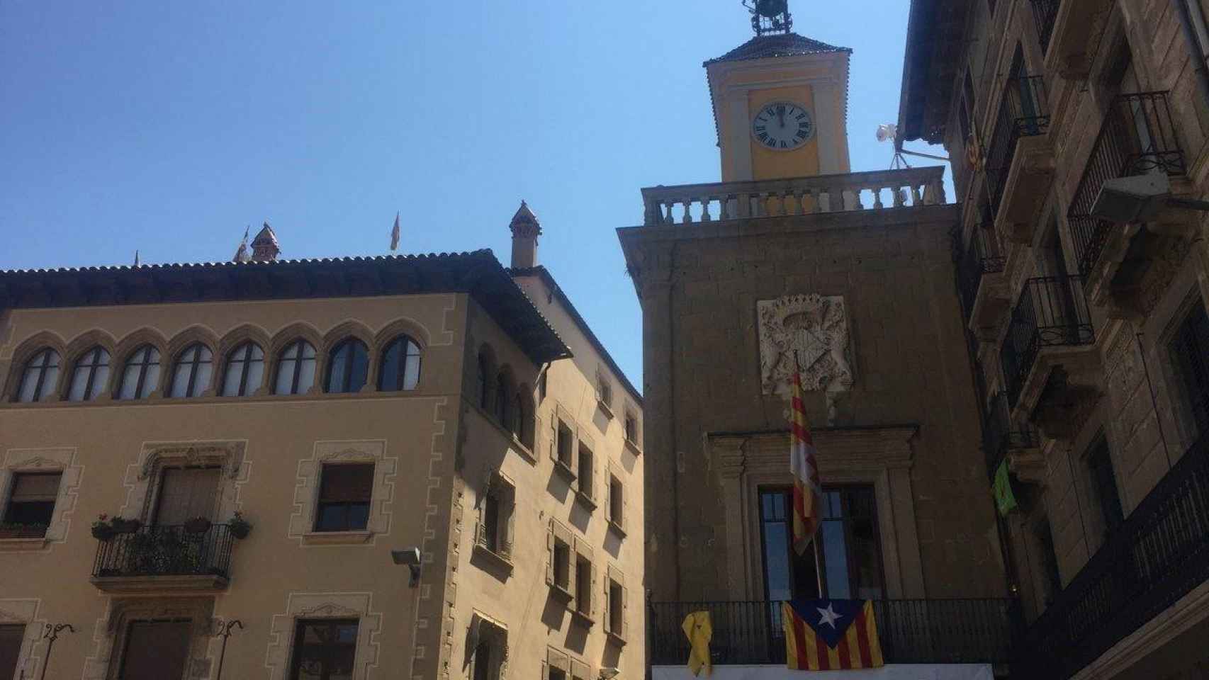 Fachada del Ayuntamiento de Vic con simbología independentista / EP