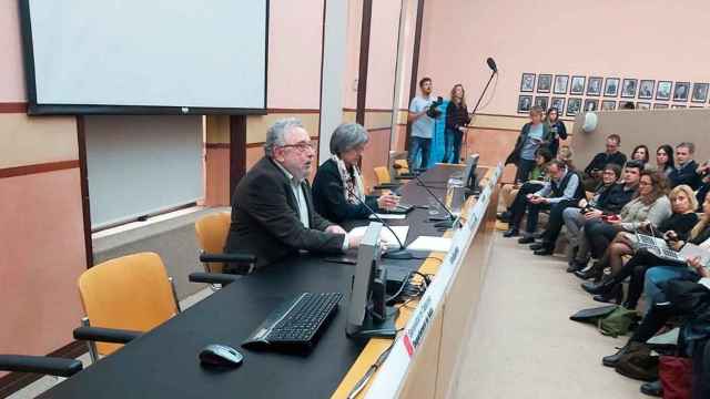 El secretario de Salud Pública, Joan Guix (i), y la doctora Assumpta Ricard dando cuenta de la actuación del Govern con el primer caso de coronavirus / CG