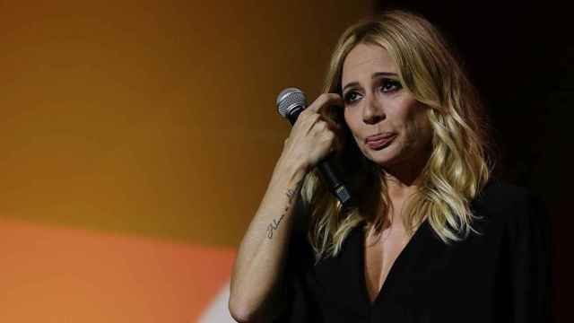 Una lluvia de tomates y huevos obliga a la cantante Marta Sánchez a suspender un concierto en Badalona