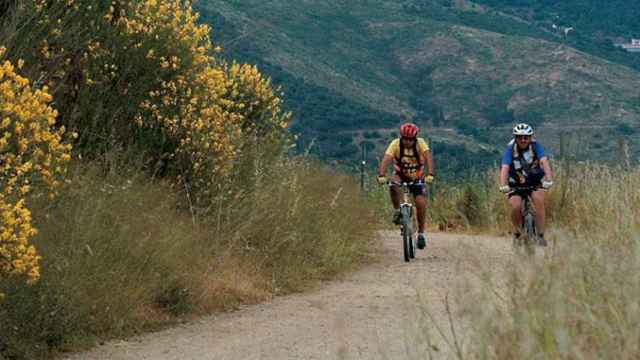 Dos ciclistas pasean por la carretera de Les Aigües, donde se ha encontrado un cadáver / Aj. BCN