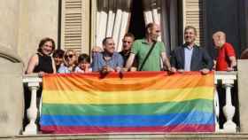 La alcaldesa de Barcelona, Ada Colau (i); Eugeni Rodríguez, presidente del Observatorio contra la Homofobia (verde), el líder del PSC en el consistorio, Jaume Collboni (d) / AJUNTAMENT