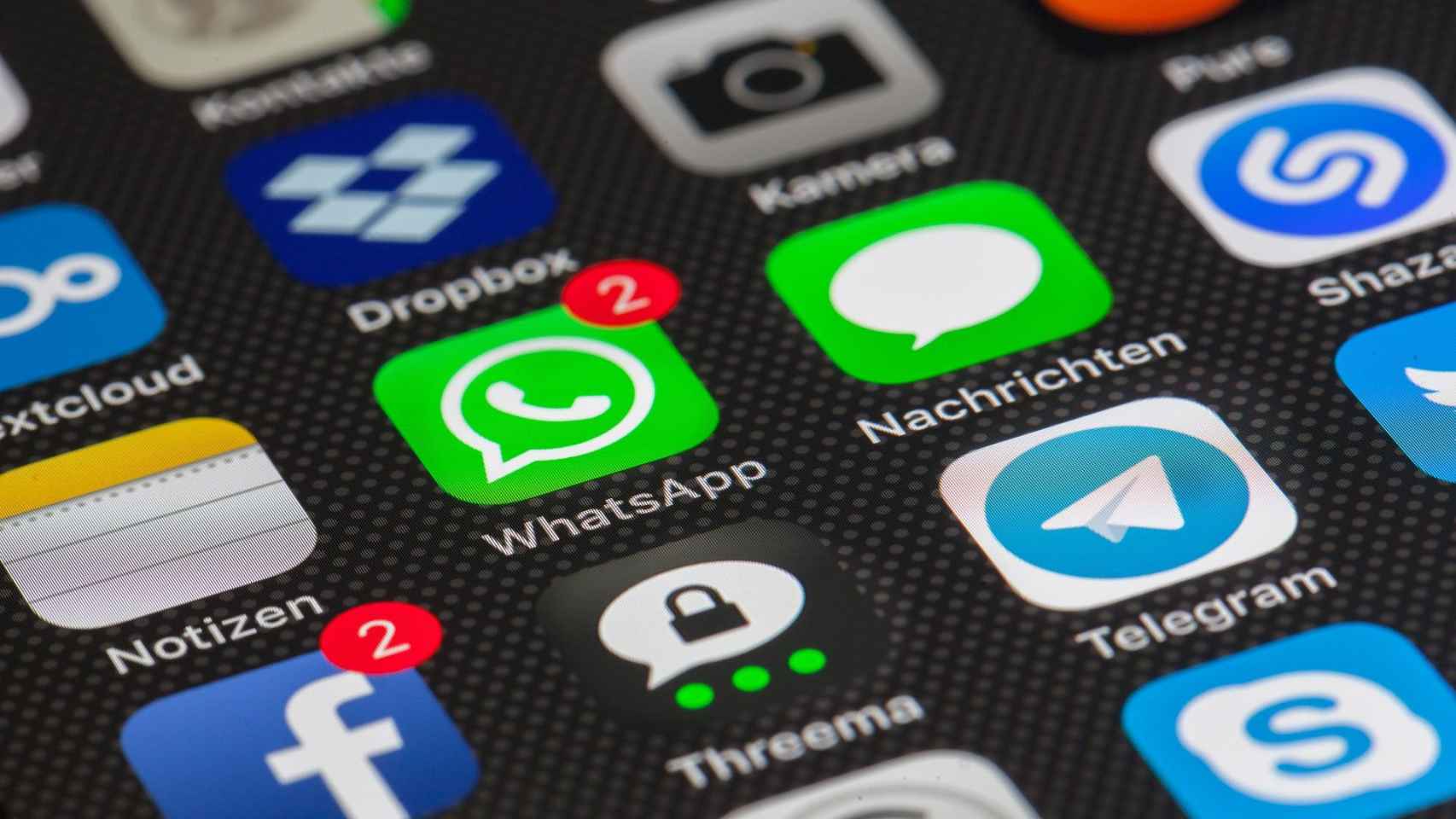 Pantalla de móvil con las aplicaciones de WhatsApp, Facebook e Instagram, aplicaciones que han caído en todo el mundo / PIXABAY