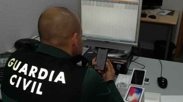 Una foto de archivo de un Guardia Civil registrando un móvil