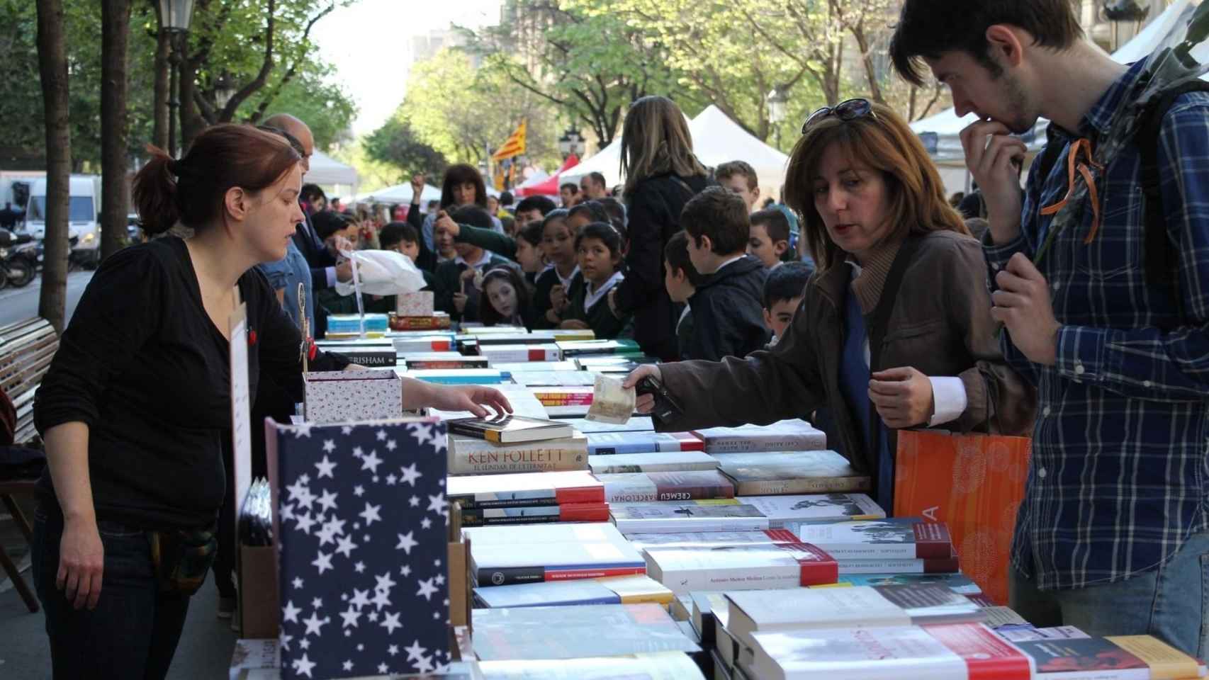 Puestos de libros en una Diada de Sant Jordi