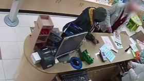Una imagen de las cámaras de seguridad durante uno de los robos del detenido / Mossos d'Esquadra