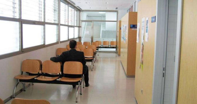 Un usuario de la sanidad pública catalana, esperando visita en el médico / EP