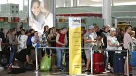 Cola de pasajeros en un mostrador de facturación de Vueling en el aeropuerto del Prat de Barcelona.