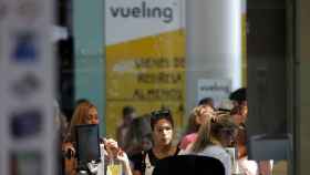 Trabajadores de Vueling atienden a pasajeros en el Aeropuerto de El Prat