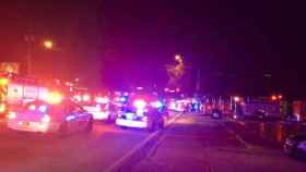 La policía de Florida rodea el local en el que se encuentra el hombre que ha disparado ya a 20 personas.