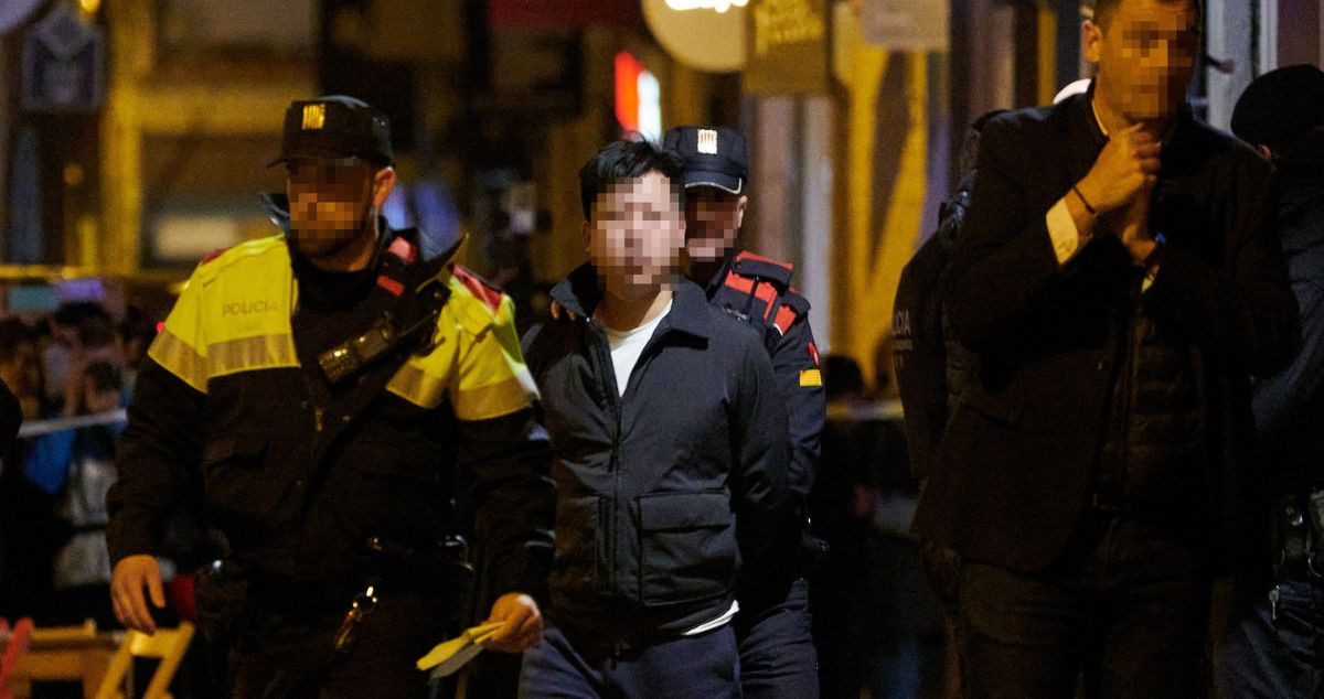 Agentes de los Mossos d'Esquadra con otro de los detenidos en los alrededores del edificio de la calle Amigó 39, de Barcelona, donde se liberaron a las víctimas del secuestro / LORENA SOPÊNA - EUROPA PRESS