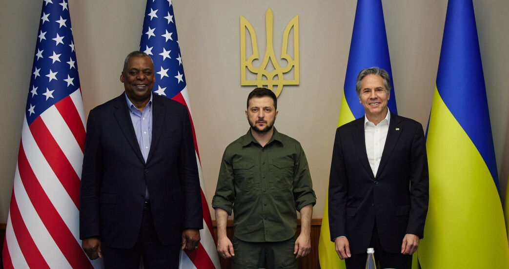El Presidente de Ucrania, Volodimir Zelenski (C), posa para una foto con el Secretario de Estado de EE.UU., Antony Blinken, y el Secretario de Defensa de EE.UU., Lloyd Austin (R), durante su reunión en Kiev / EP