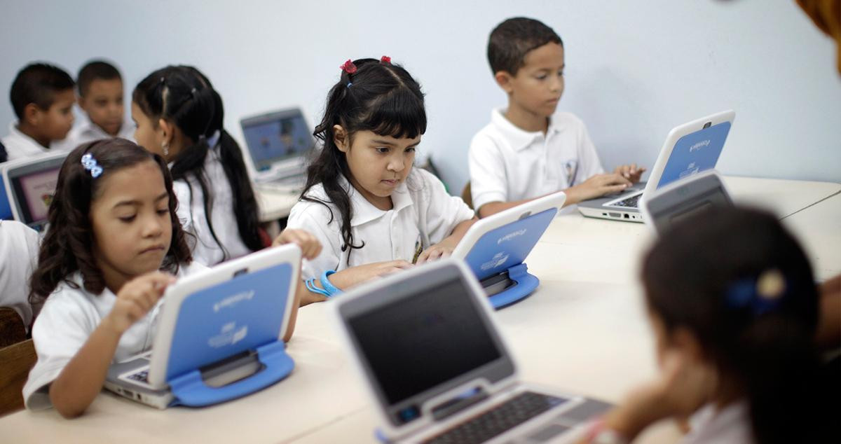 Unos niños consultan ordenadores con acceso a internet en el colegio / EP