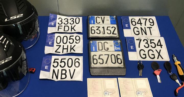 Placas de matrículas, cascos de moto y documentos falsos / POLICÍA NACIONAL