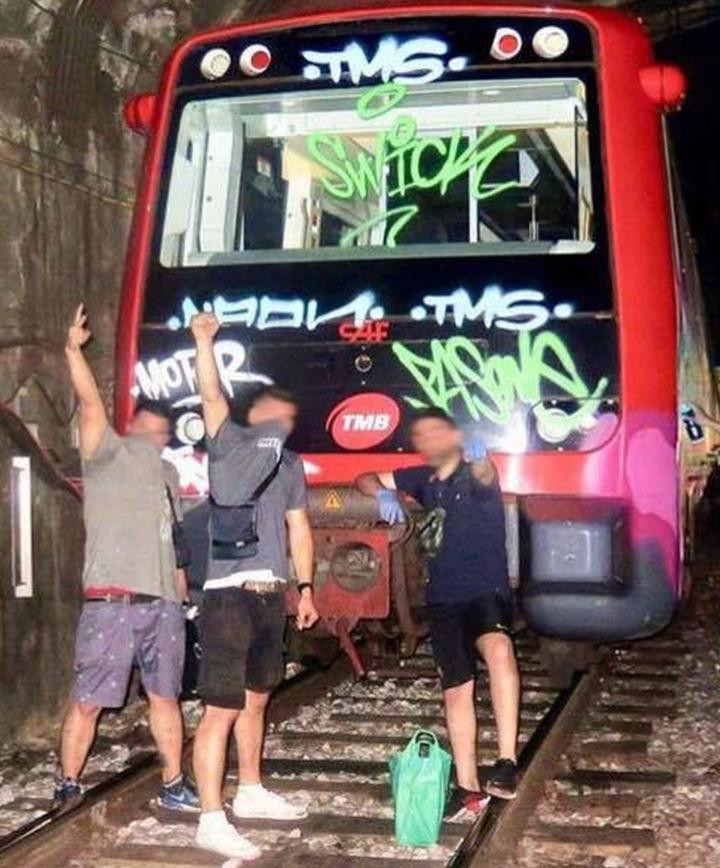 Grafiteros de Barcelona tras atacar un convoy del Metro / CG