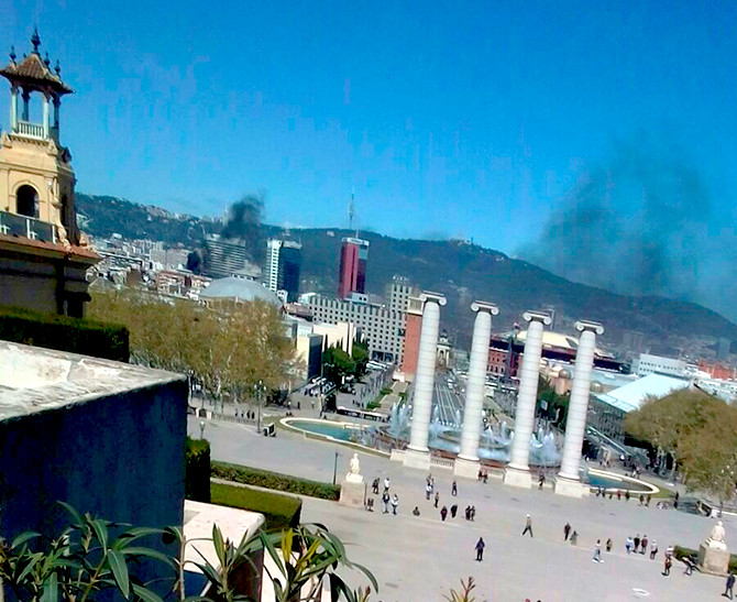 La columna de humo que se ve desde Montjuïc por el incendio del ExpoHotel del barrio de Sants de Barcelona / CG