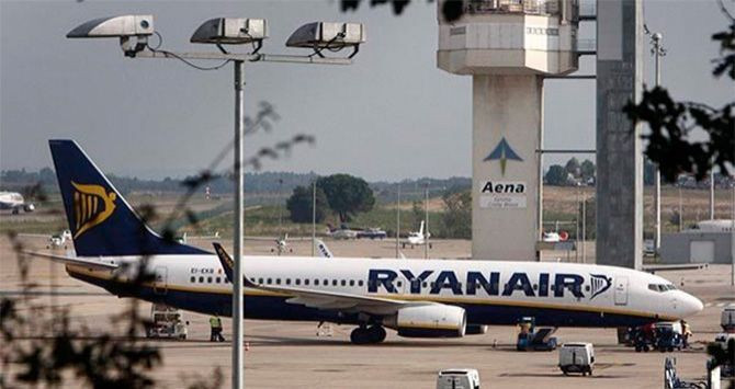Un avión de Ryanair en el aeropuerto de Girona-Costa Brava / CG