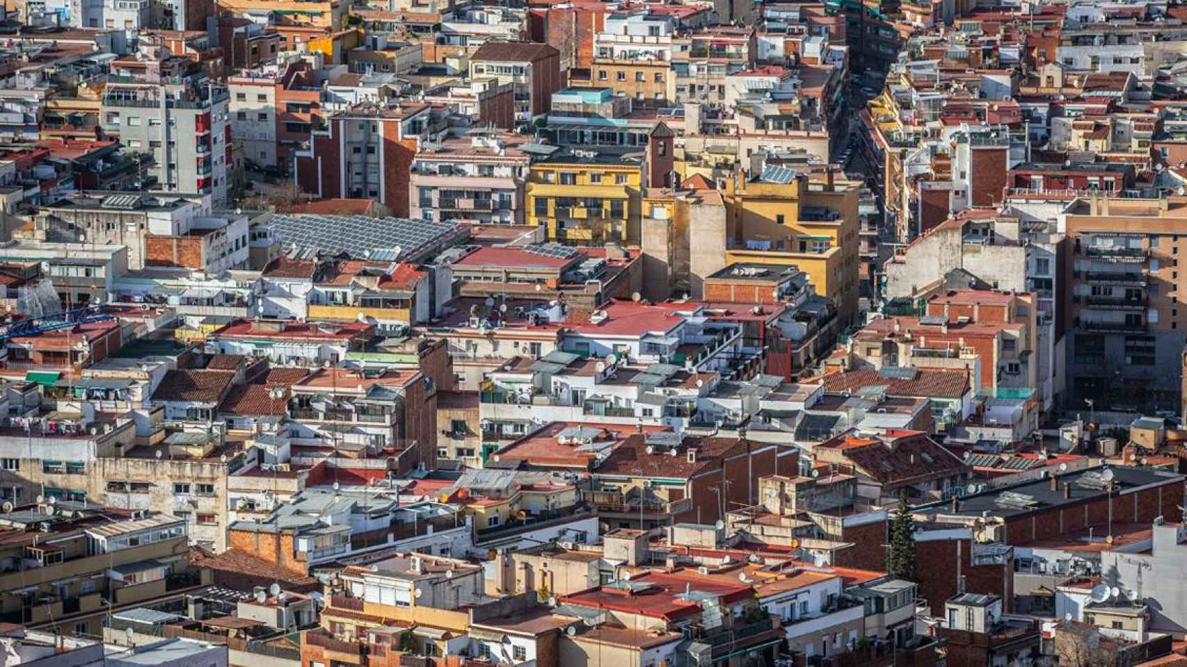 Imagen aérea de bloques de pisos en Barcelona afectados por la nueva ley de alquileres / EP