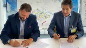 Josep Santos, director general de La Salle-Universitat Ramon Llull, y Osmar Polo, director general de T-Systems Iberia, firman el acuerdo de colaboración / TINKLE