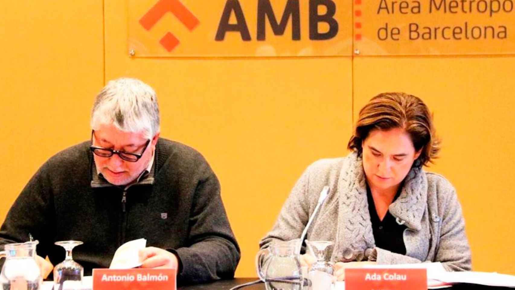Ada Colau, alcaldesa de Barcelona y presidenta del AMB con Antoni Balmón, primer edil de Cornellà de Llobregat y vicepresidente del ente / CG