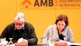 Ada Colau, alcaldesa de Barcelona y presidenta del AMB con Antoni Balmón, primer edil de Cornellà de Llobregat y vicepresidente del ente / CG