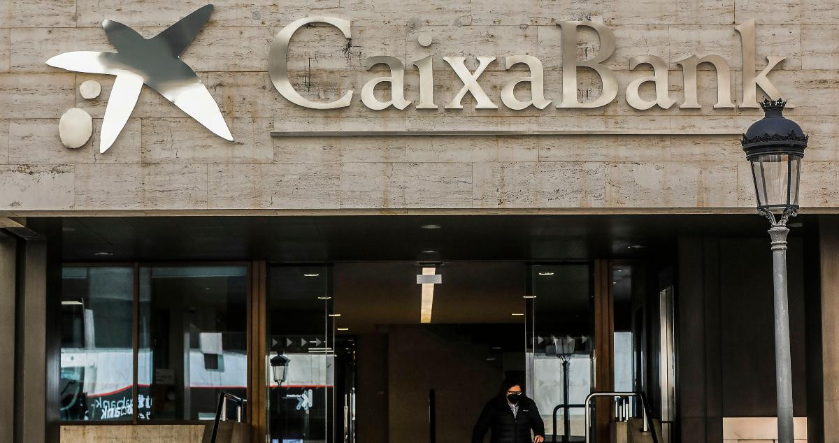 Logo de Caixabank en la antigua sede de Bankia, en Valencia / EP
