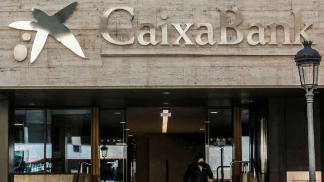 Logo de Caixabank en la antigua sede de Bankia, en Valencia / EP