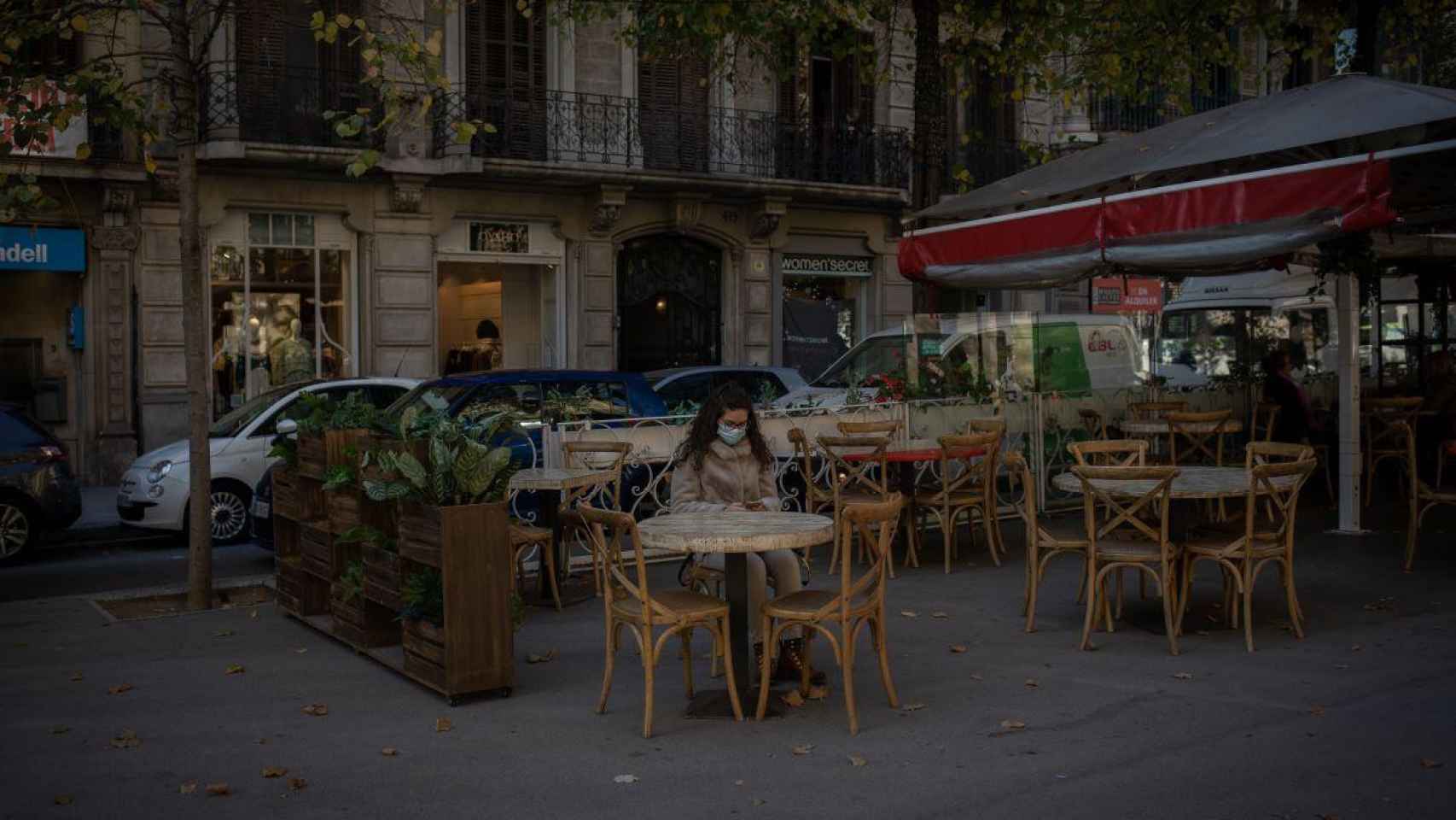 Una mujer en una terraza: la restauración pide al Govern abrir hasta las 23 horas / EP