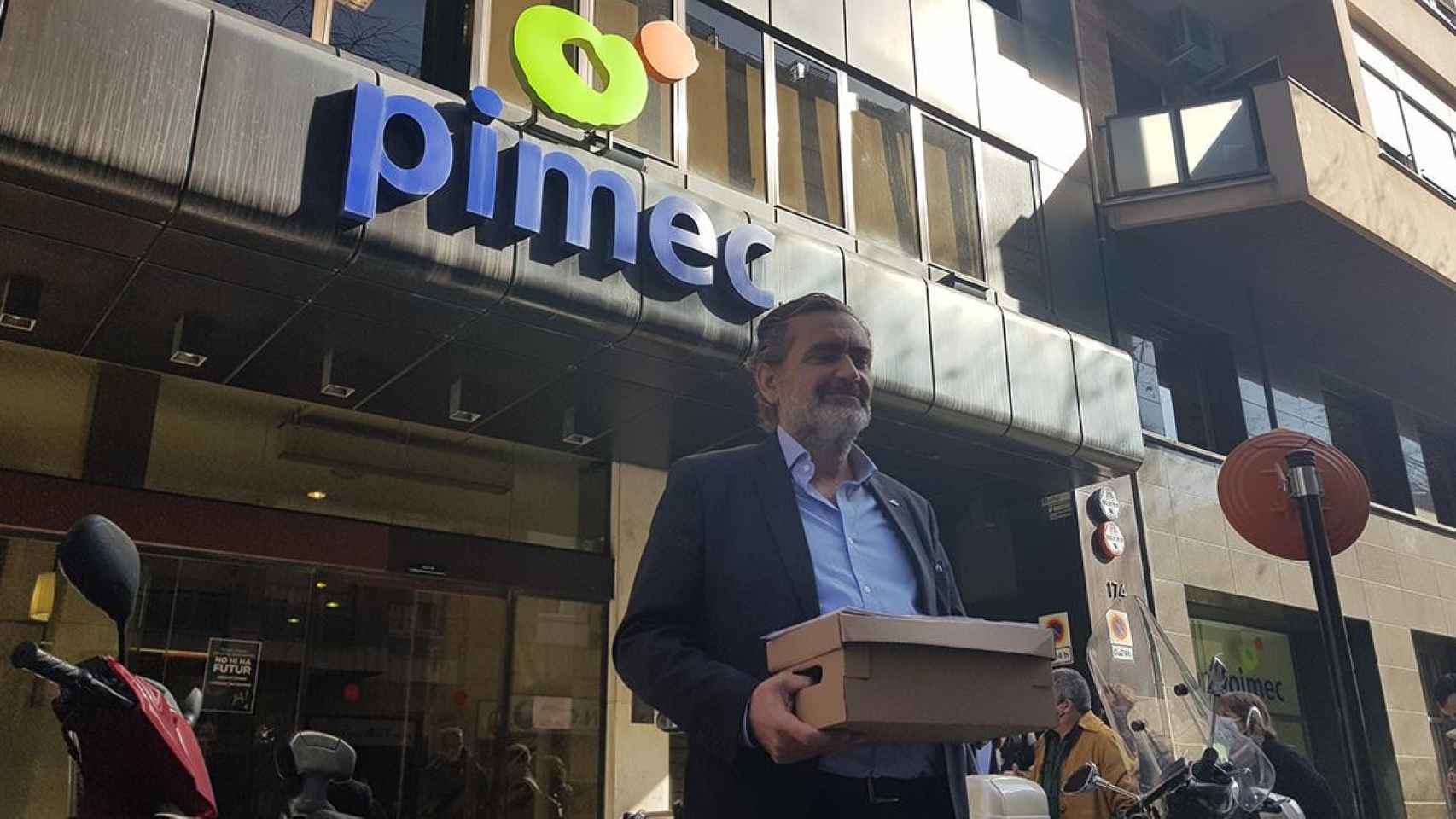 El candidato de EinesPimec, Pere Barrios, entregando los avales para presentar su candidatura a presidir Pimec este jueves / CARLOS MANZANO