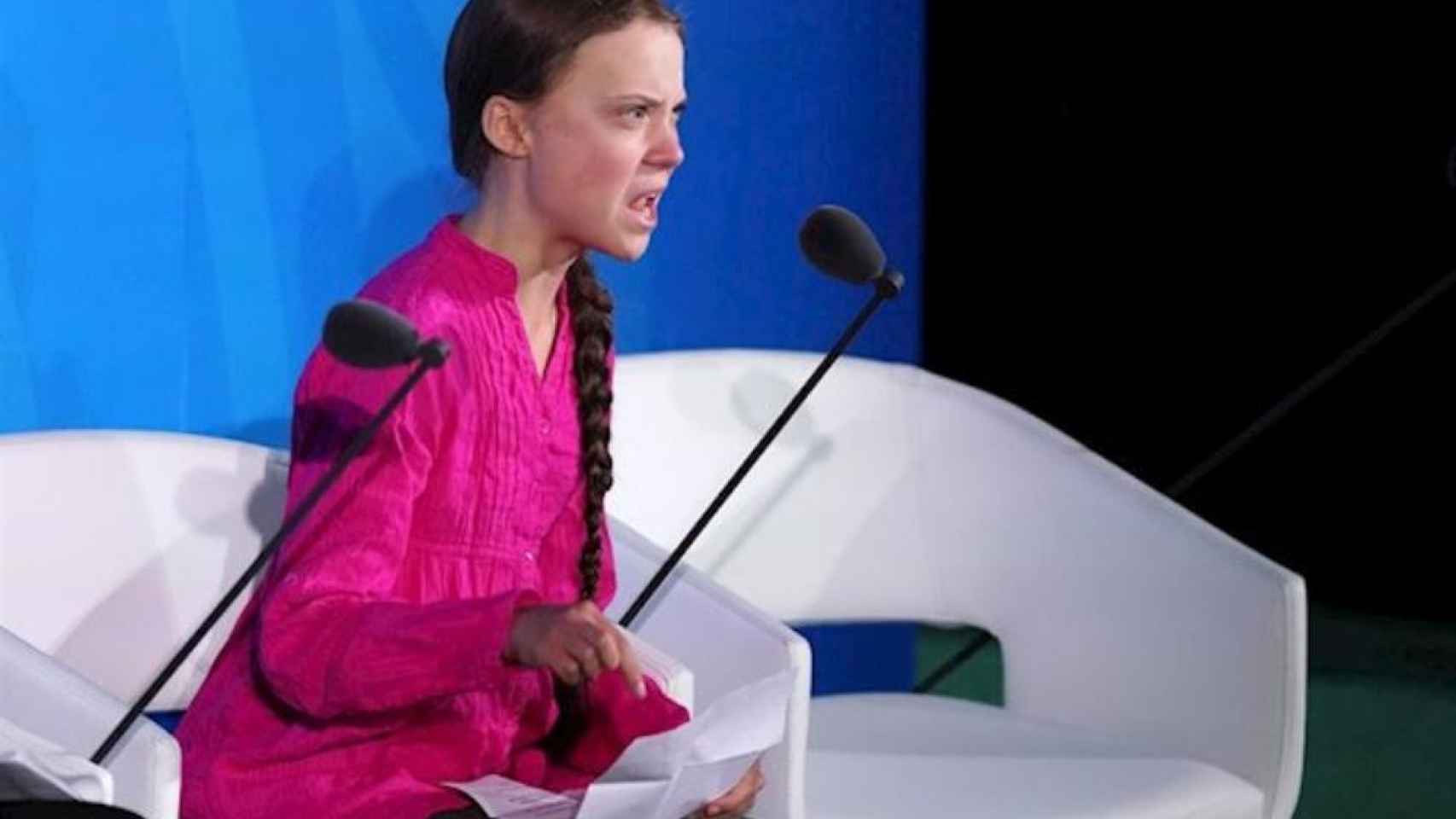 Greta Thunberg, con expresión aspera, durante una de sus conferencias / EP