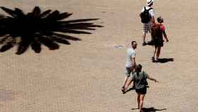 Varios turistas pasean por las calles de Palma de Mallorca bajo el intenso calor / EFE