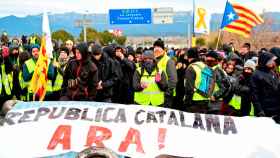 Cientos de personas cortaron la autopista AP-7 a la altura de la salida norte en Llers (Girona), una protesta que los empresarios quieren evitar / EFE