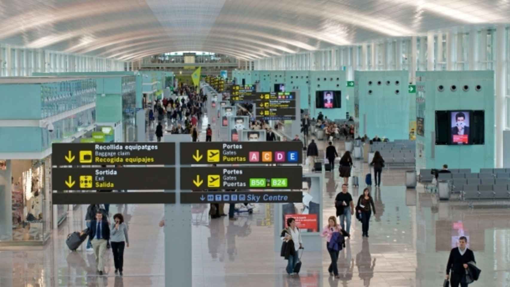 Turistas en el principal aeropuerto de Cataluña, El Prat / EFE