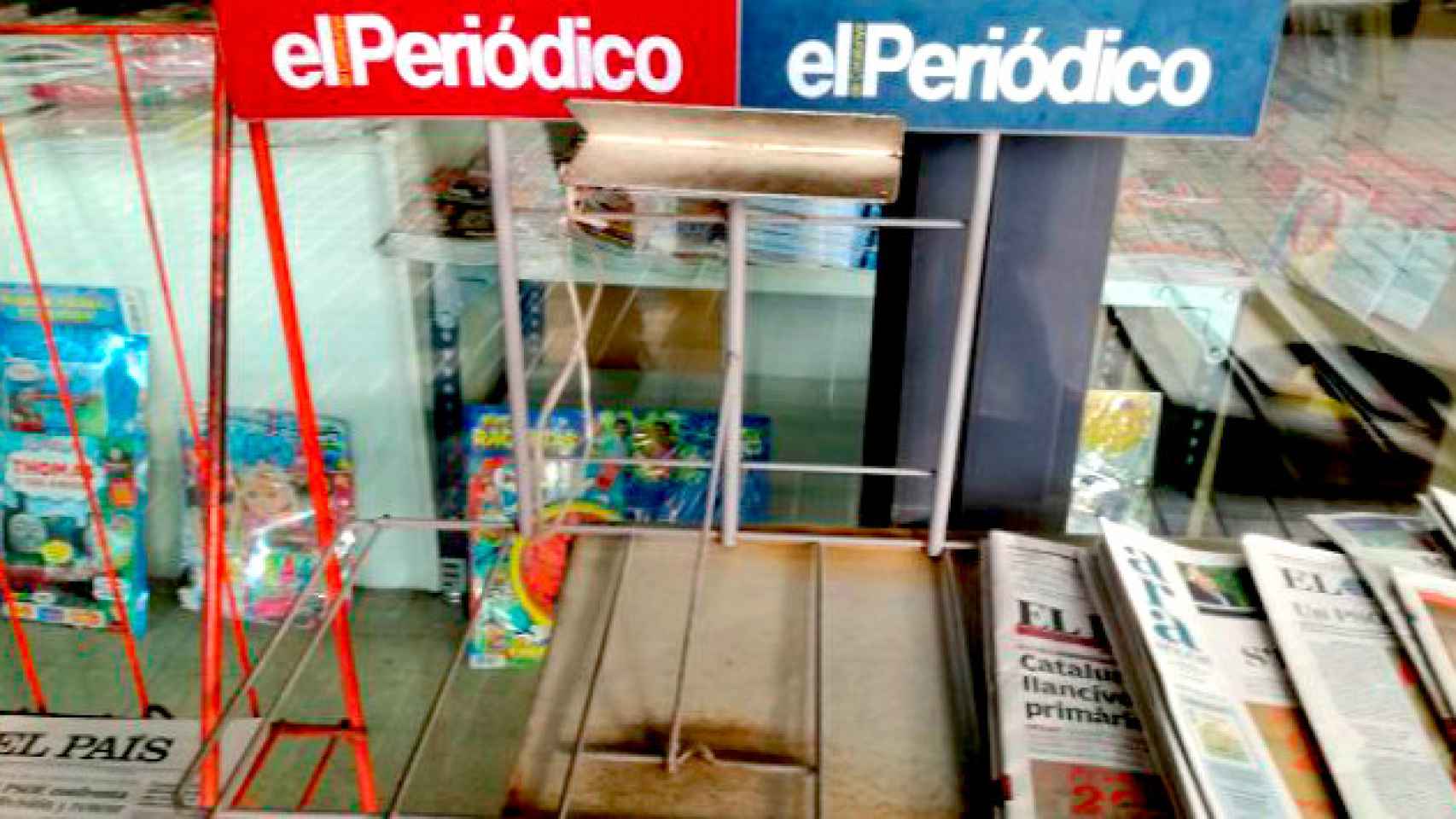 Un quiosco de Barcelona sin la edición diaria en papel de 'El Periódico' / CG