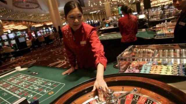 Una crupier hace girar una ruleta en una mesa de juego en un casino / EFE