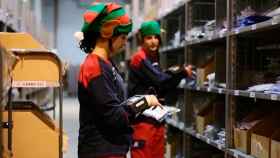 Dos empleadas en un almacén durante la campaña navideña de 2015 / EUROPA PRESS