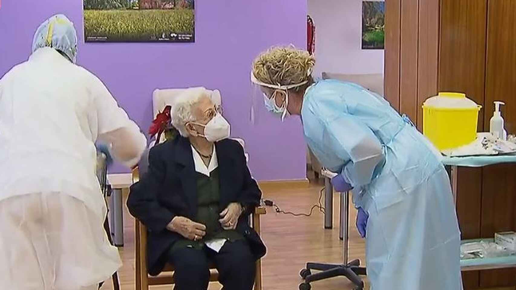 Araceli, la primera anciana vacunada del Covid en España