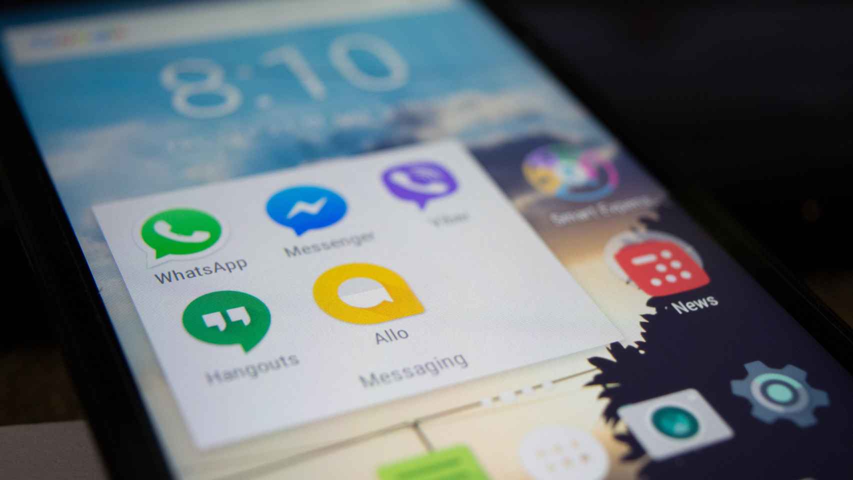 Un smartphone con la aplicación de mensajería WhatsApp / PEXELS