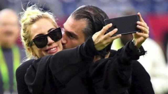Lady Gaga se hace un 'selfie' con su prometido